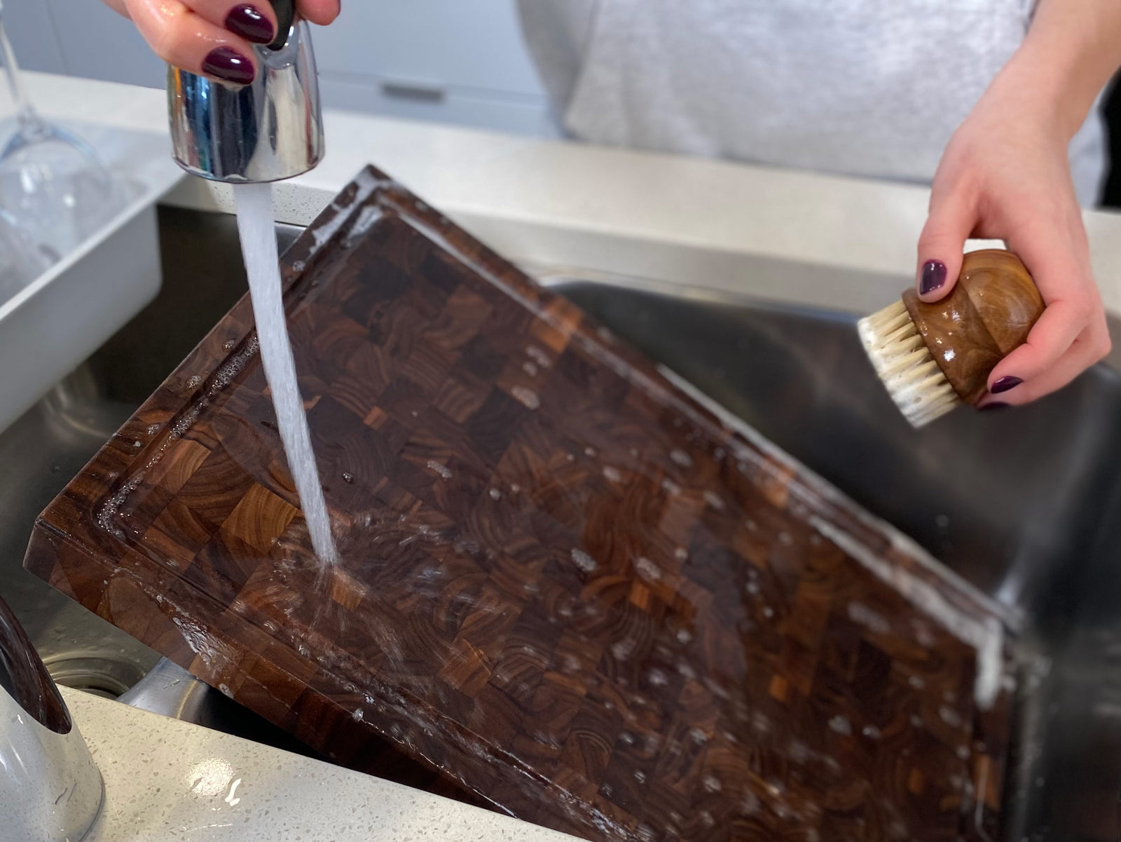 How to clean a wood cutting board
