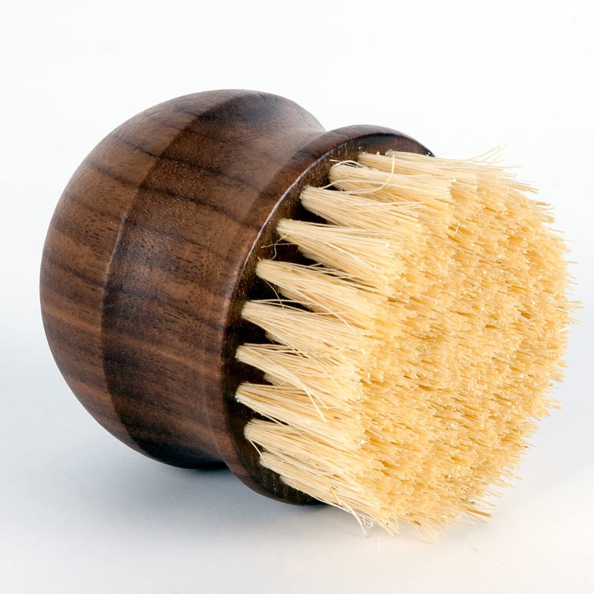 Cutting board cleaning brush with tampico fibres